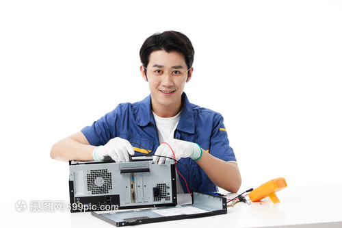 年輕維修工與軟件開發(fā) 數(shù)字時(shí)代的技術(shù)雙翼